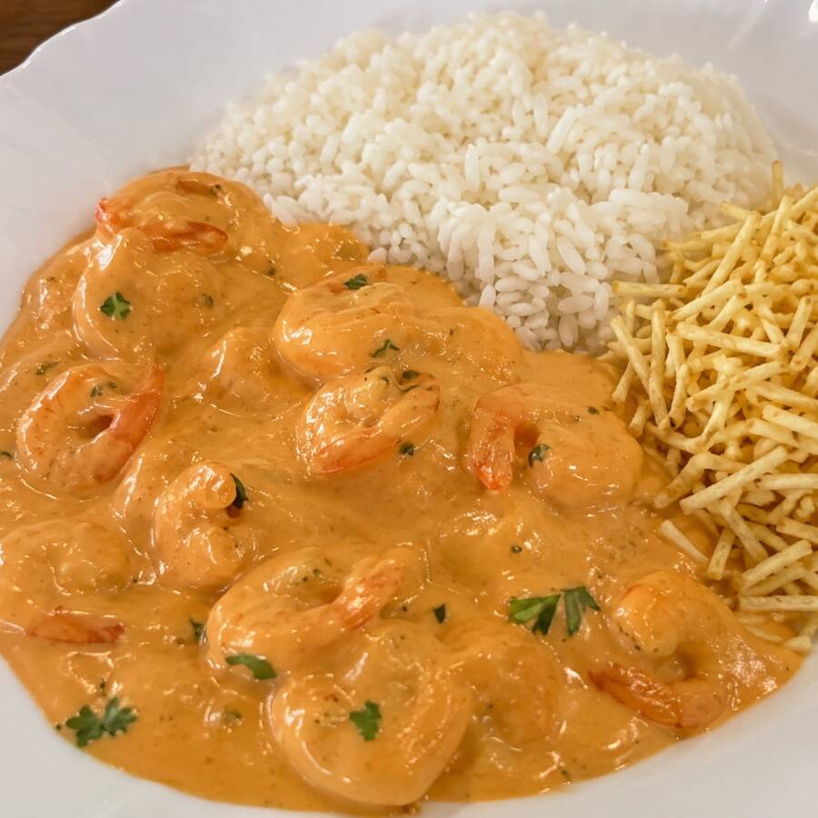Saboroso e irresistível, camarões médio, champignon. Acompanha arroz branco e batata palha.