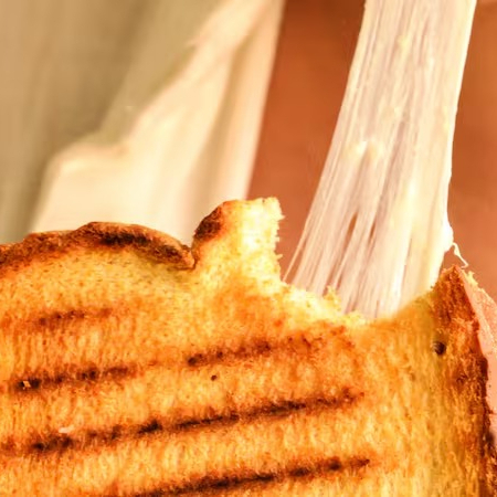 Queijo mussarela bem derretido no levíssimo de milho. Com café, fica perfeito!