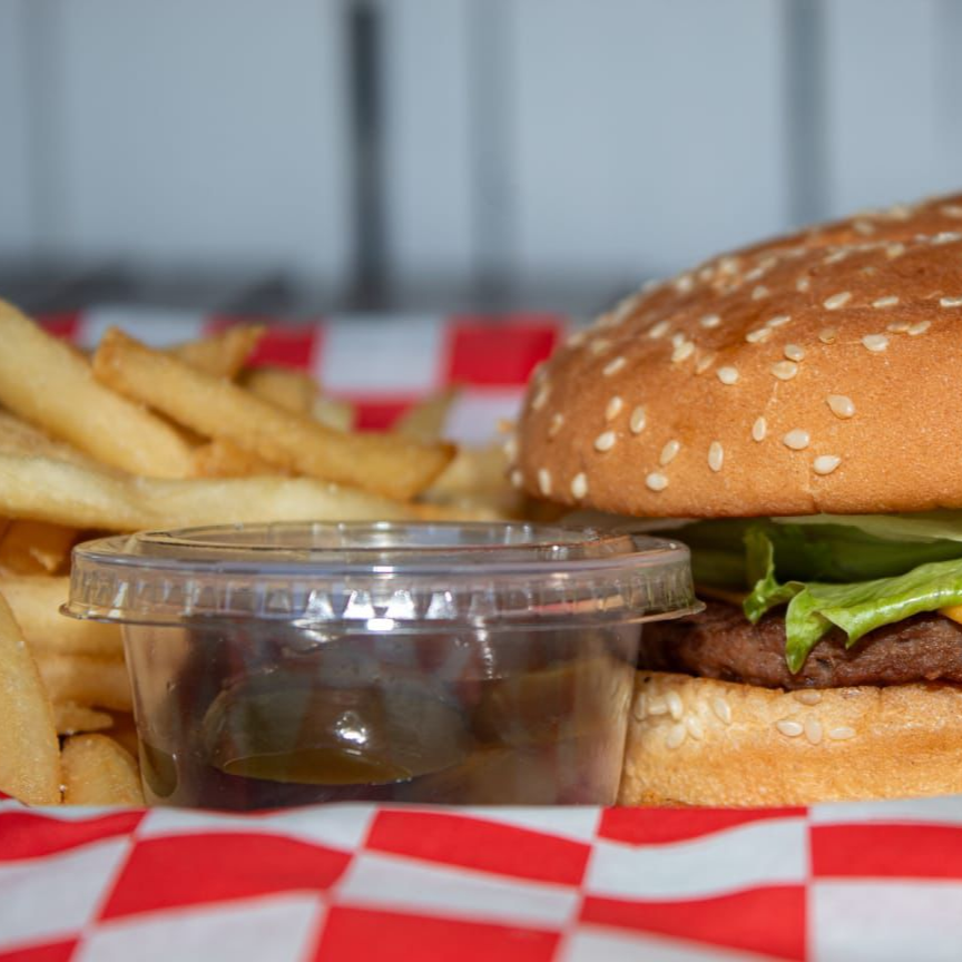 HAMBURGUESA DE RES CON PAPAS A LA FRANCESA