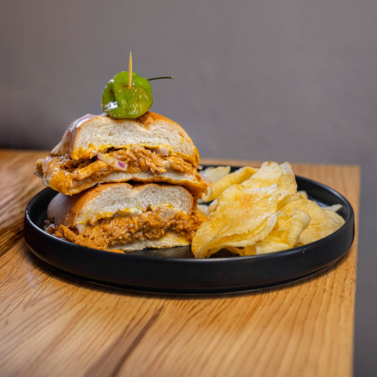 Torta de cochinita acompañada de papas fritas