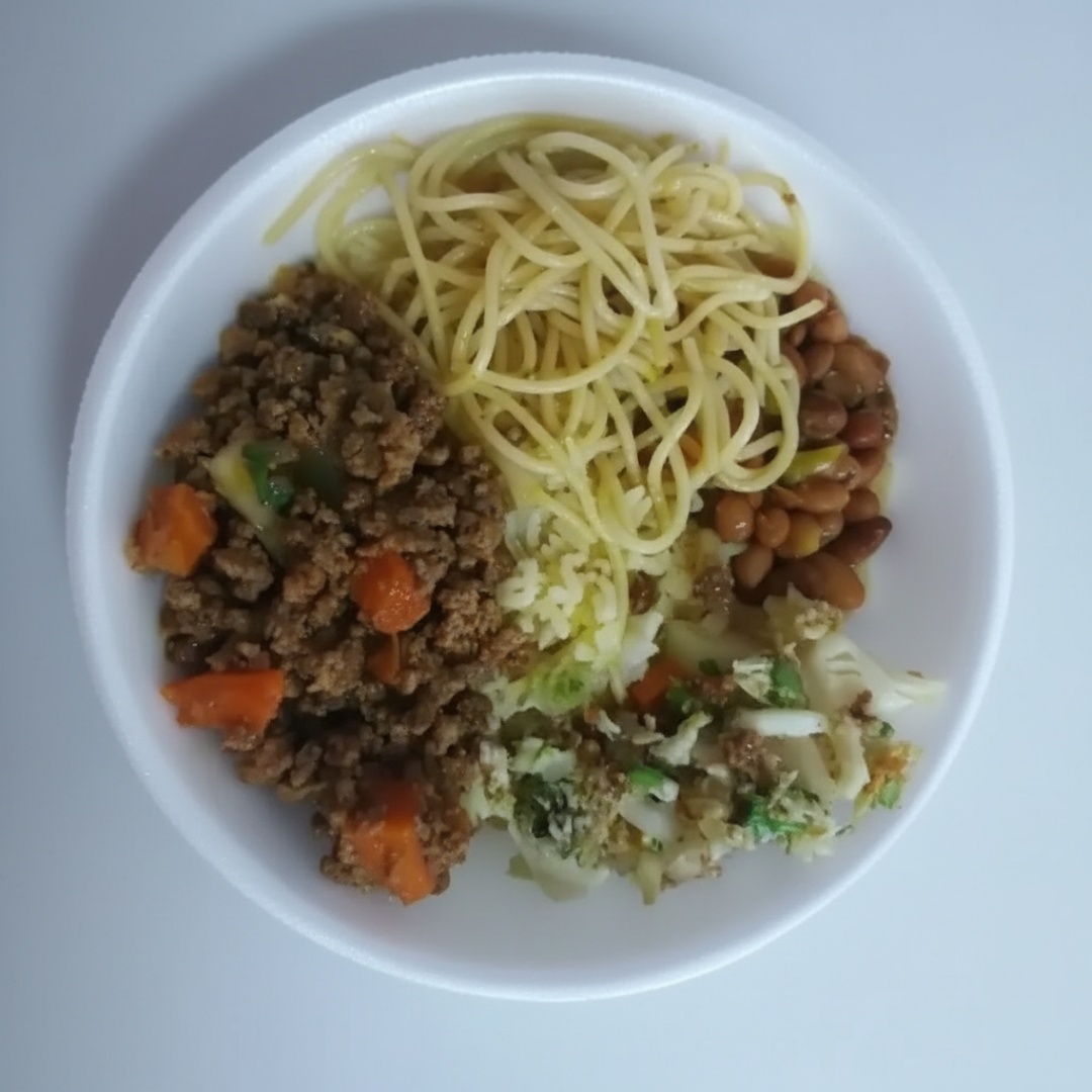 Arroz, macarrão, feijão, salada e farofa