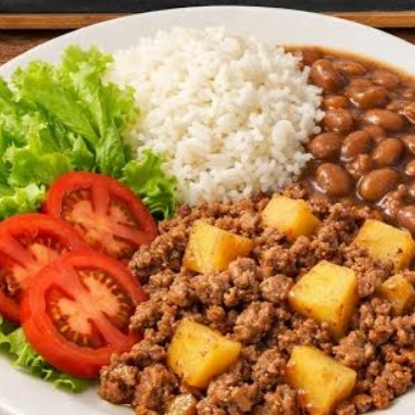 Arroz, feijão de caldo, macarrão, batata frita, salada