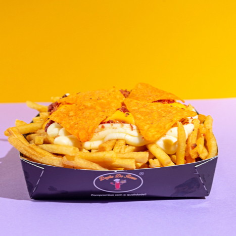 Nossa exclusiva 'Batata Frita da Casa' é um prazer irresistível para o paladar. Cuidadosamente preparadas, as batatas possuem uma casquinha crocante por fora e um interior incrivelmente macio. Servidas com o autêntico Catupiry Original, elas são finalizadas com um toque de Parmesão finamente ralado, que adiciona um sabor deliciosamente salgado. A cremosidade do Cheddar se funde perfeitamente com o
