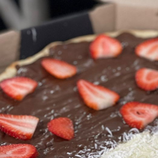 nutella e fatias de morango.