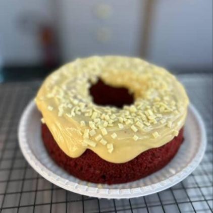 Massa macia e úmida coberta com creme de Leite Ninho, decorado com granulados de chocolate brancoaprox 650g