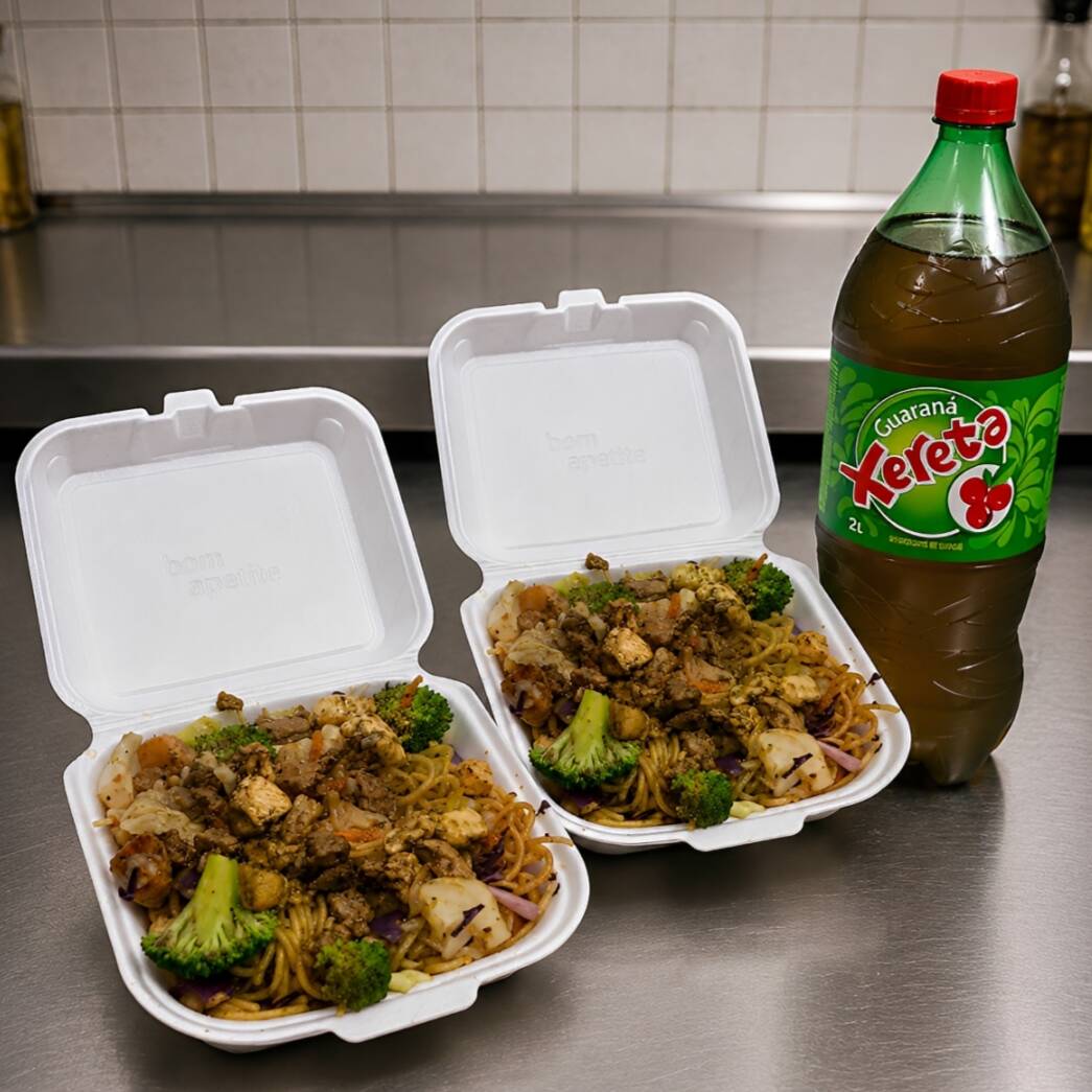 Duas marmitas mini de Yakisoba preparadas na hora, com macarrão, legumes frescos (repolho, acelga, brócolis e cenoura), carne e frango, acompanhadas do nosso molho especial da casa. Para completar, acompanha 1 refrigerante Xereta 2L bem gelado.
Ideal para dividir e aproveitar um momento especial a dois! ❤️