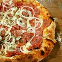 calabresa fatiada, cebola, molho, oregano e azeitonas