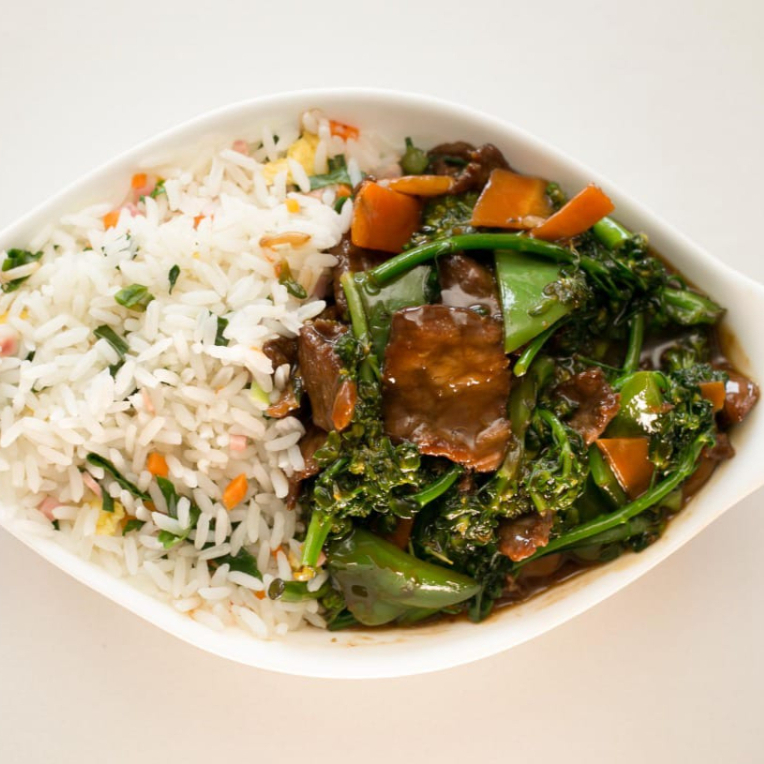 carne bovina fatiada com brócolis, cenoura, pimentão, cogumelo, temperado ao moho shoyo