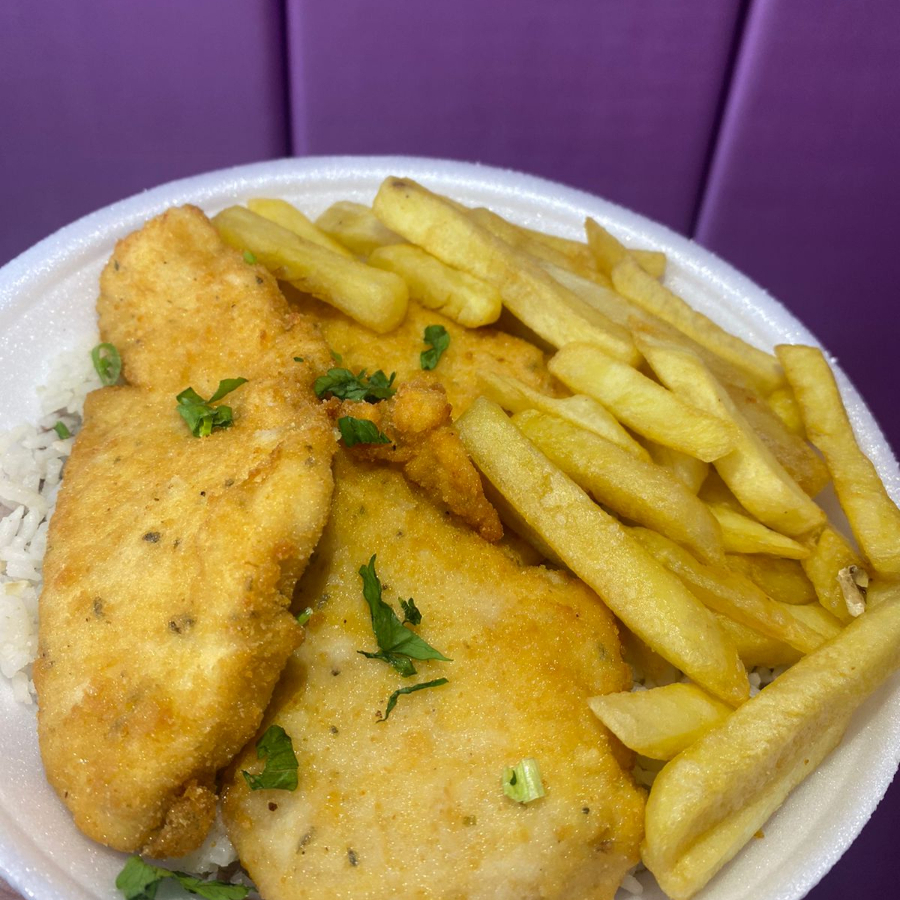 Quentinha grande contendo arroz, feijão, farofa, macarrão, filé de frango empanado e batata frita