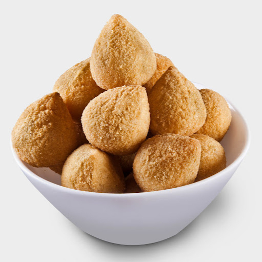 Aproveite nossa deliciosa oferta: 15 coxinhas de frango douradinhas e crocantes, fritas na hora, com recheio cremoso e bem temperado, e Coca-Cola 350ml.
