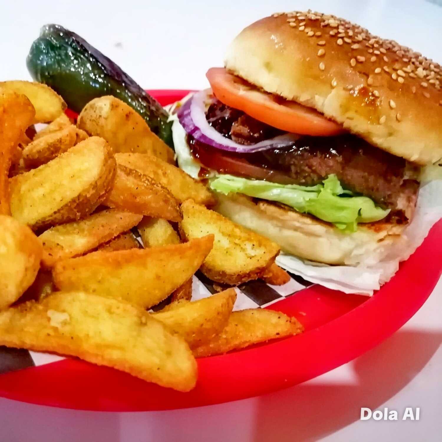 Hamburguesa sencilla con papas sazonadas