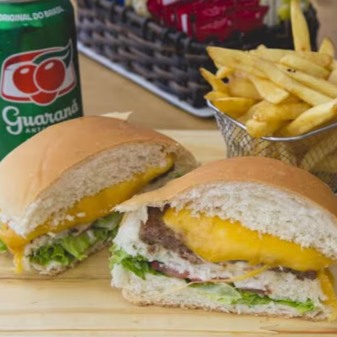 Combo saboroso e prático: Cheese Salada suculento, acompanhado de batata frita crocante e refrigerante geladinho de 350ml.