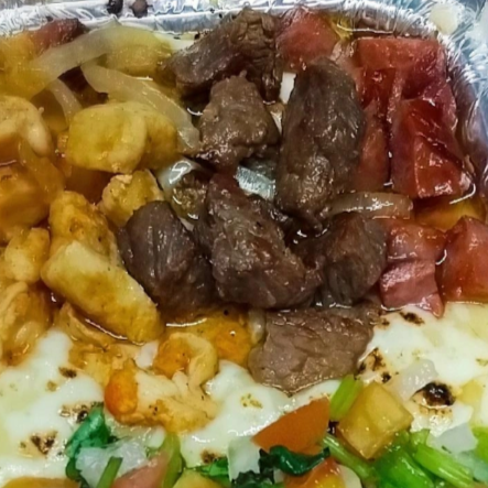 Pirão de aipim, com queijo e proteinas calabresa, carne do sol, frango, bacon.