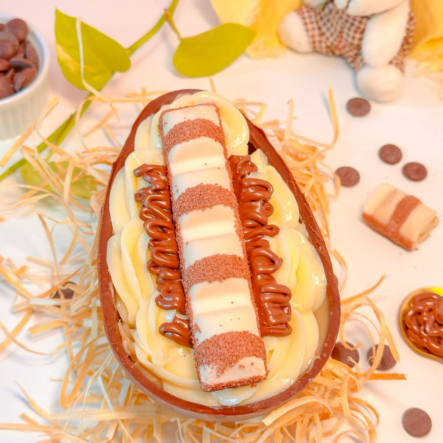 Casca chocolate 40% recheada de brigadeiro de nutella,brigadeiro leite ninho. nutella pura, pedaços de bombom Kinder bueno. Finalizado com nutella pura e mais bombom Kinder bueno. Irresistivel! *peso final aproximado 400 gramas