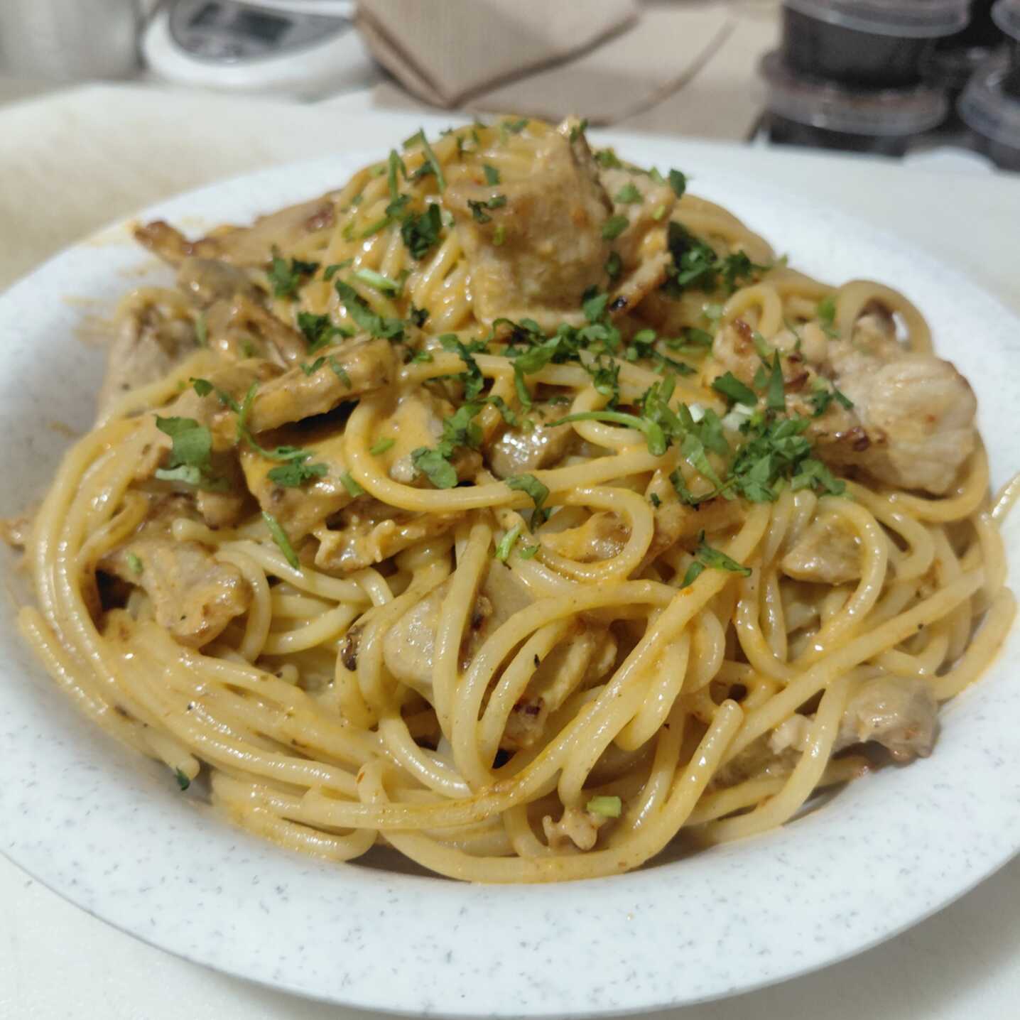 Pasta con Cerdo y Crema de Chipotle + Agua 500ml