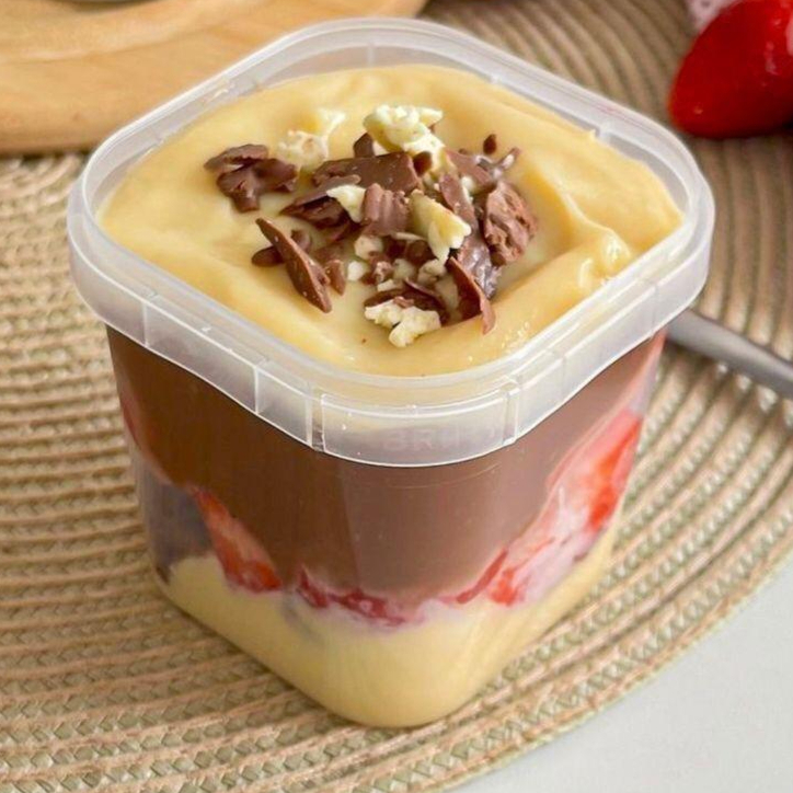 brigadeiro ao leite, pedaços de morango e brigadeiro de ninho