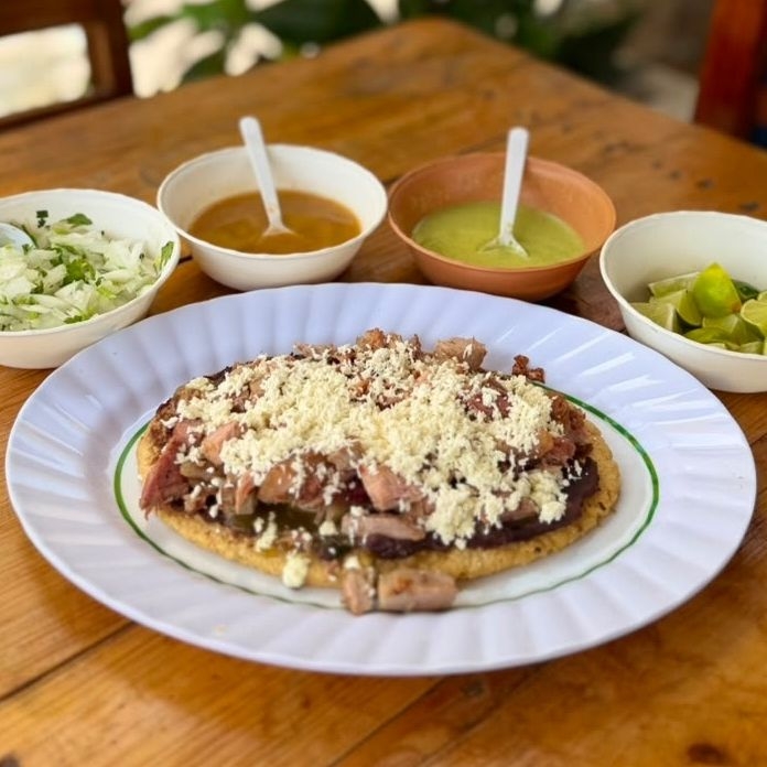 Huarache de carnitas de cerdo