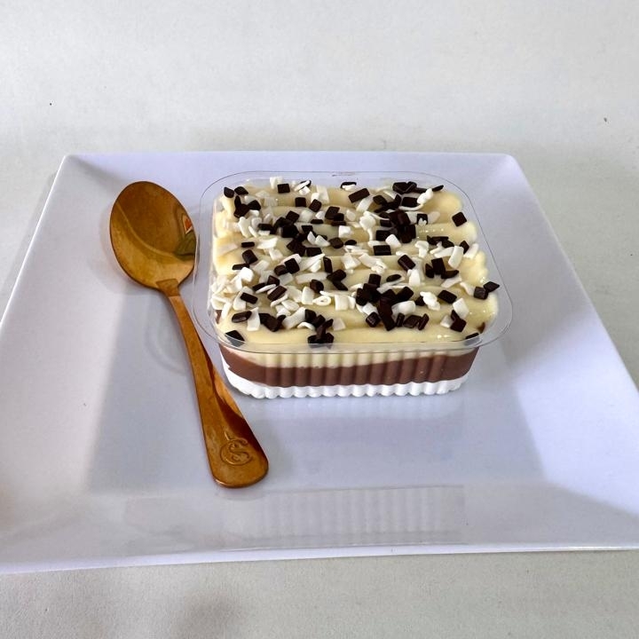 Mousse de Ninho , com brigadeiro de chocolate 50% cacau , mais uma camada de brigadeiro de Ninho.