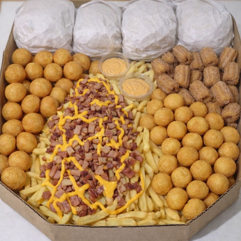 ✅ 4 X-Tudos bem recheados 🍟 500g de batata frita crocante 🟠 50 mini salgados douradinhos 🍩 30 mini churros açucarados 🥣 Molho especial incluso - 📦 Ideal pra família, amigos ou reunião ⚡ Chega quentinho 💥 Um dos combos mais completos da casa 👉 Peça agora e surpreenda todo mundo! (Imagem ilustrativa)