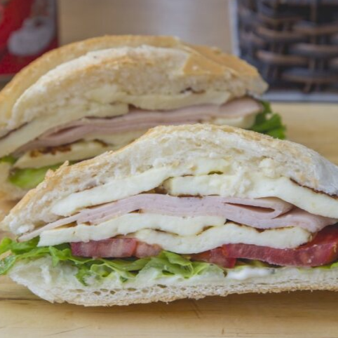 Pão francês, queijo fresco, peito de peru, alface e tomate