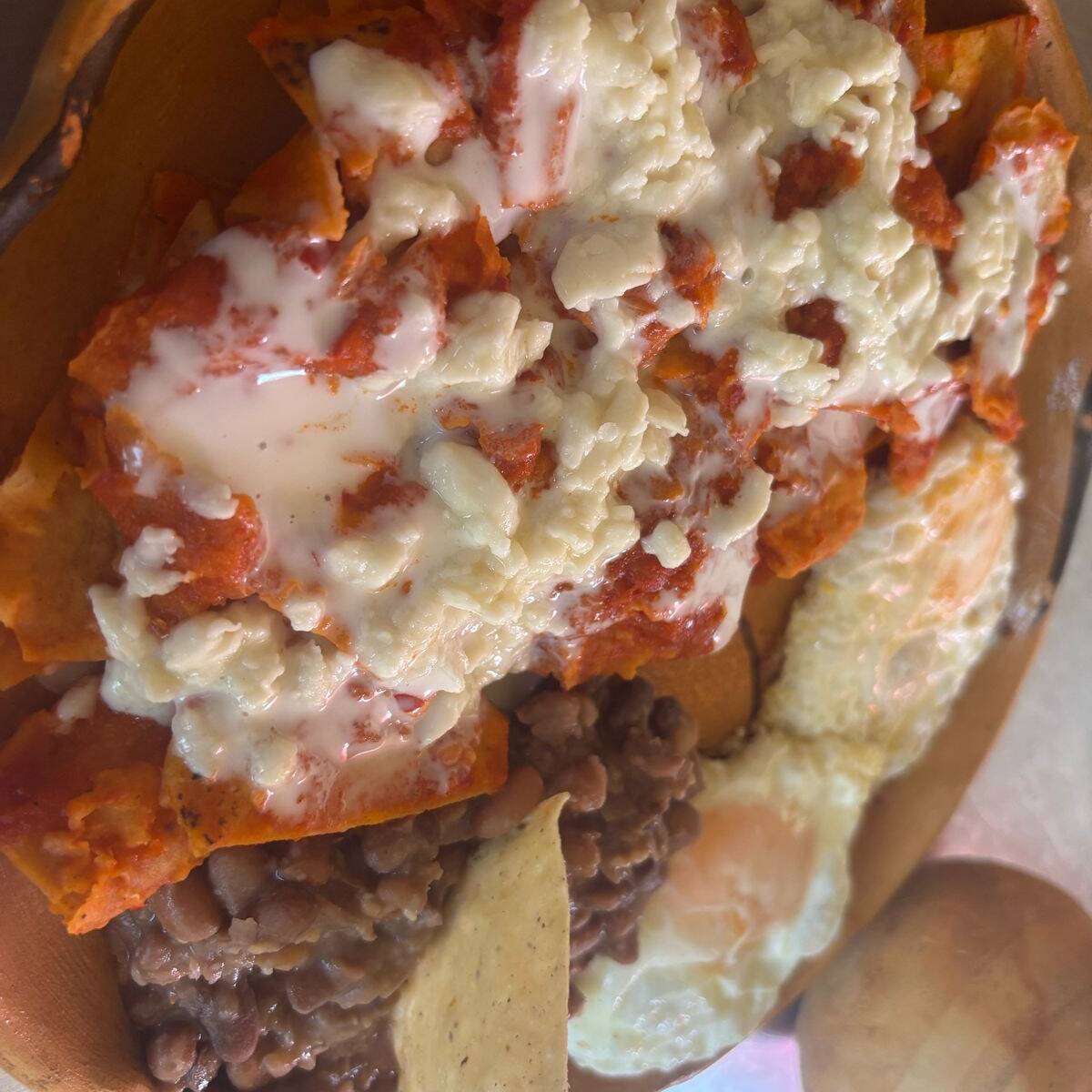 Chilaquiles rojos y café de olla