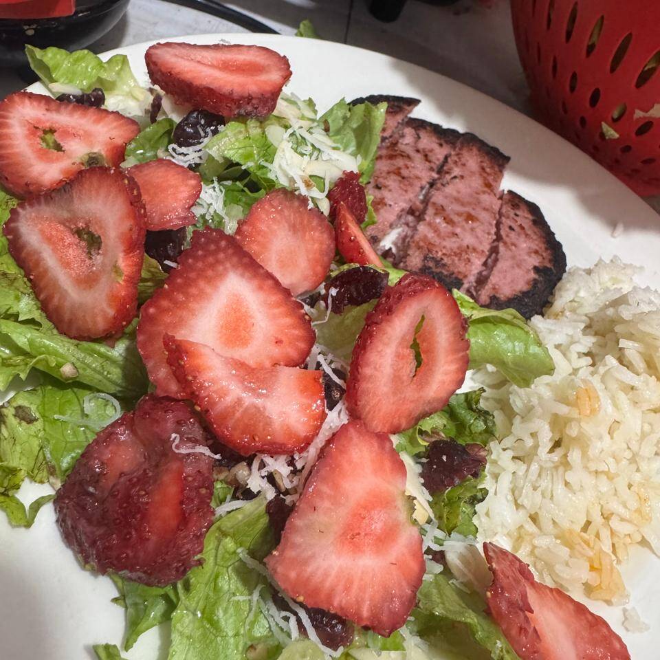 Ensalada de Frutos Rojos con Medallon de Atún