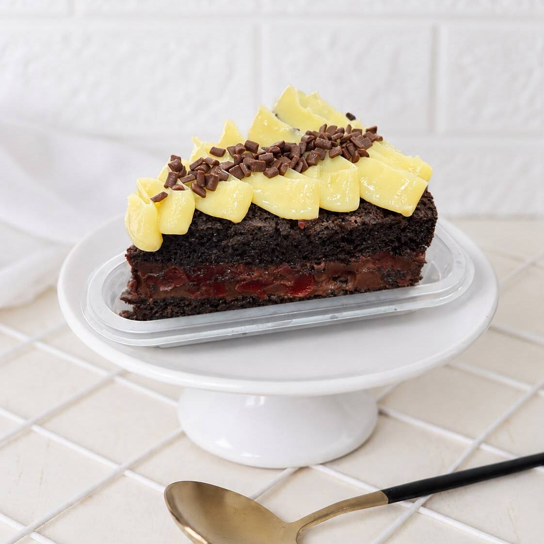 Massa de paõ de ló de cacau black, com recheio de ganache de chocolate com cereja e cobertura de brigadeiro de leite Ninho.