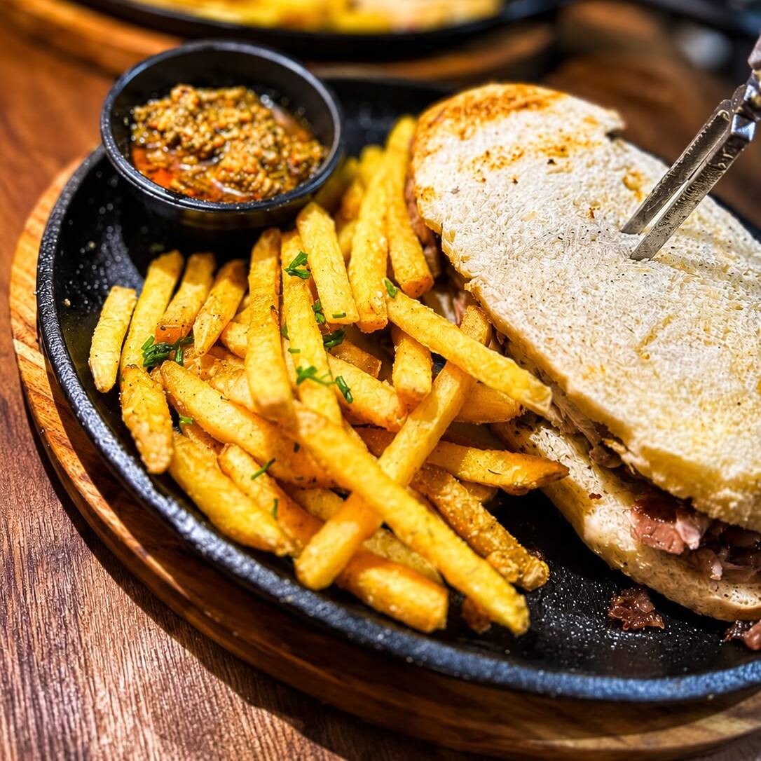Pão italiano fatiado e recheado com lascas de cupim e molho de chimichurri. Acompanhado de 100g de batata frita.