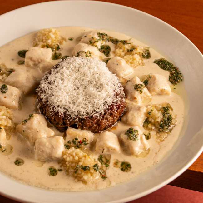 Polpetone de ancho, gnocchi de batatas com fonduta de Grana Padano, Picles de maçã verde e gremolata.