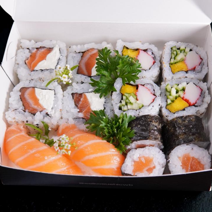 Combinado Akali — 14 peças: uma seleção deliciosa e equilibrada para quem ama os clássicos da culinária japonesa! Contém 4 hossomakis de salmão, 4 uramakis Filadélfia, 4 Califórnia e 2 niguiris de salmão, trazendo variedade e muito sabor em cada peça. ✨