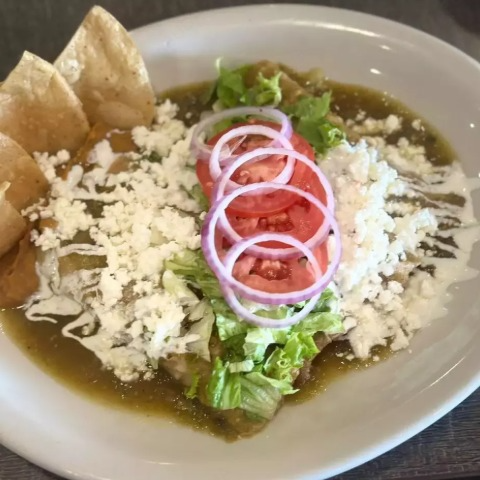 Chilaquiles Verdes con Frijoles y Proteína