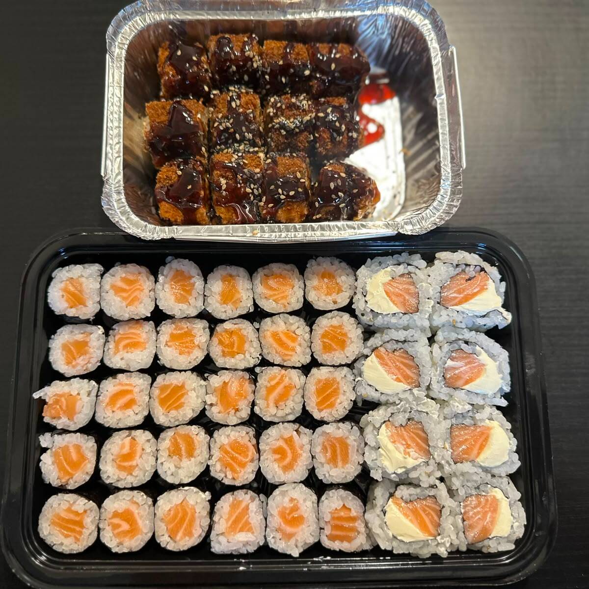 8 unidades Uramaki filadelfia 30 unidades hossomaki salmão 12 unidades de hot filadelfia