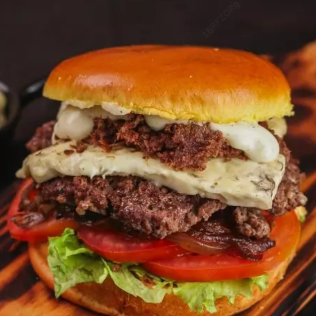 Pão bola, deliciosa carne artesanal tostada na chapa, 1x porção de coalho derretido, charque desfiada assada na chapa, alface fresquinho do Dia , tomate salada, cebola caramelizada ao shoyo, e por fim 1x camada de maionese cremosa artesanal.