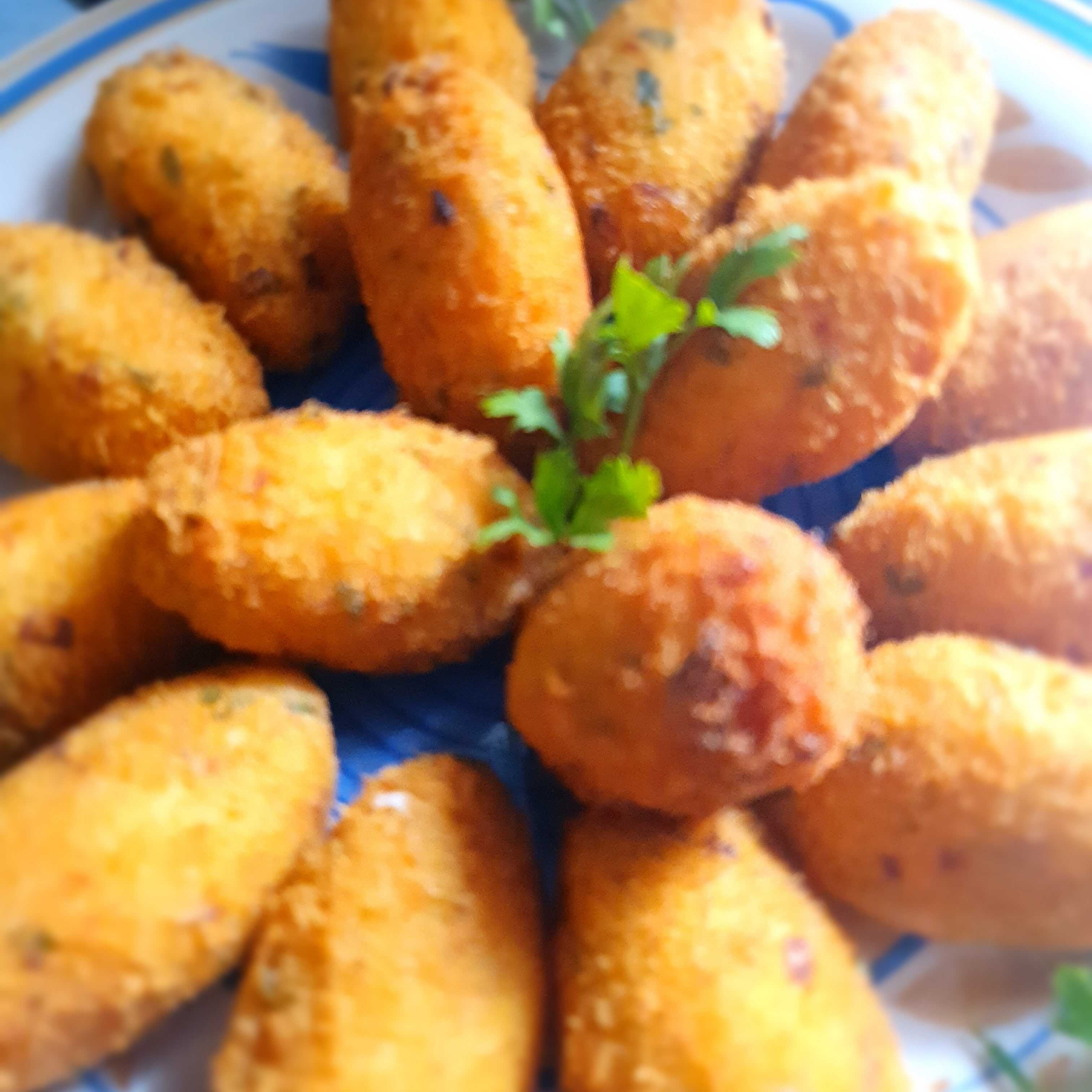 Bolinho feito a moda Portuguesa, com batata, cebola e salsa. Unidade