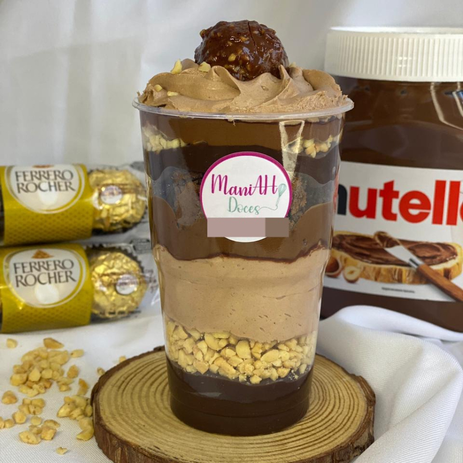 Aquele Copo Ferrero Rocher De Respeito... Descrição das camadas: Brigadeiro meio amargo, amendoim, mouse de brigadeiro 50% cacau, Nutella pura e Brownie. Tudo isso se repete mais uma vez e é perfeitamente finalizado com um bombom Ferrero Rocher.... Servido no copo de 300ml ___Esse produto é servido super gelado. Caso queira, solicite o aquecimento.___             ______Tags______________ Bolo, Brownie, copo da felicidade, bolo no pote, coca cola, chocolate, cookie, Nutella, Ninho, ferreiro rocher, Brownie no pote, morango, chocolate, brigadeiro, bolo vulcão, torta cookie, doces, chocolate, confeitaria, Sepetiba, santa cruz, guaratiba Entrega grátis, taxa grátis, cupom de desconto, banoffe, Bombom de uva, Kinder bueno, Ferrero rocher, red velvet, maracujá.