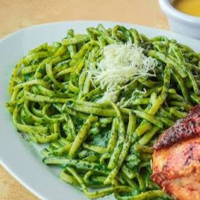 Tallarines Verdes con Pechuga y Huevo