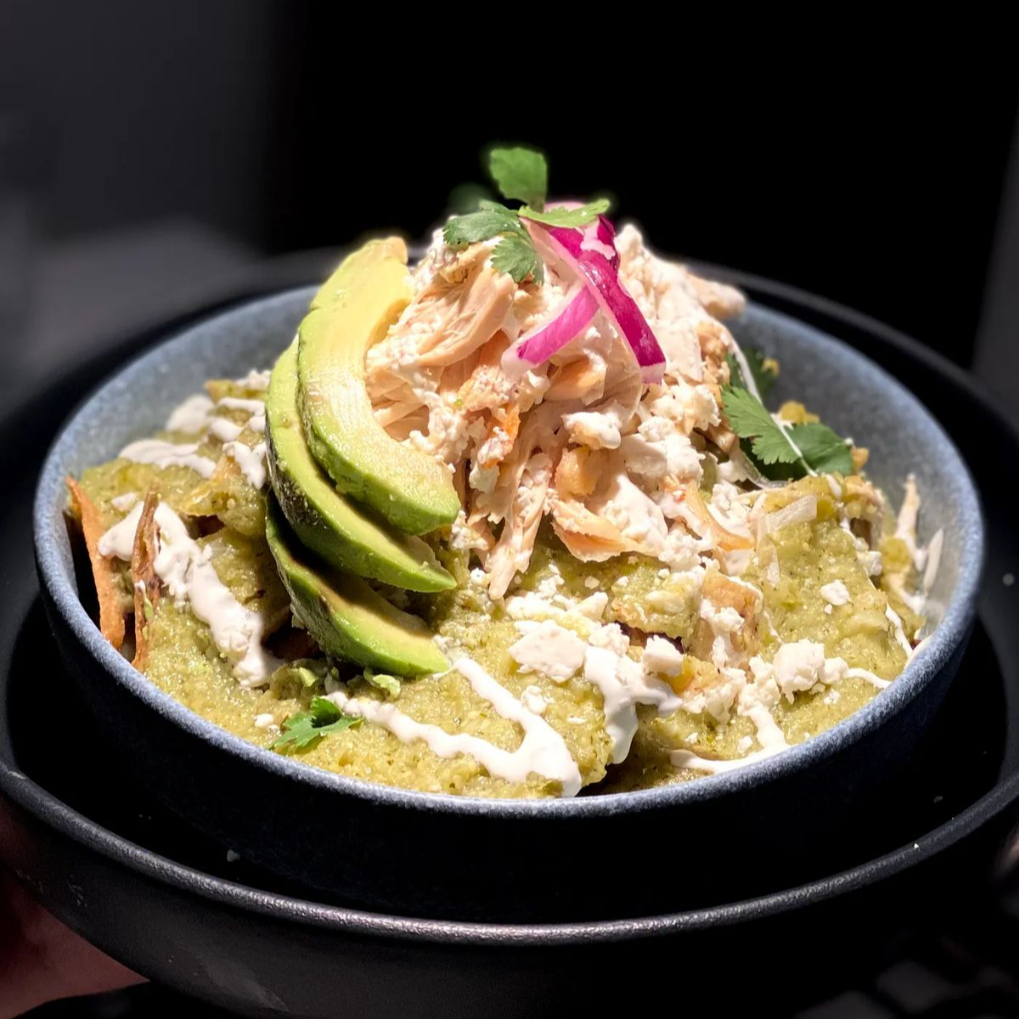 Chilaquiles en salsa de aguacate