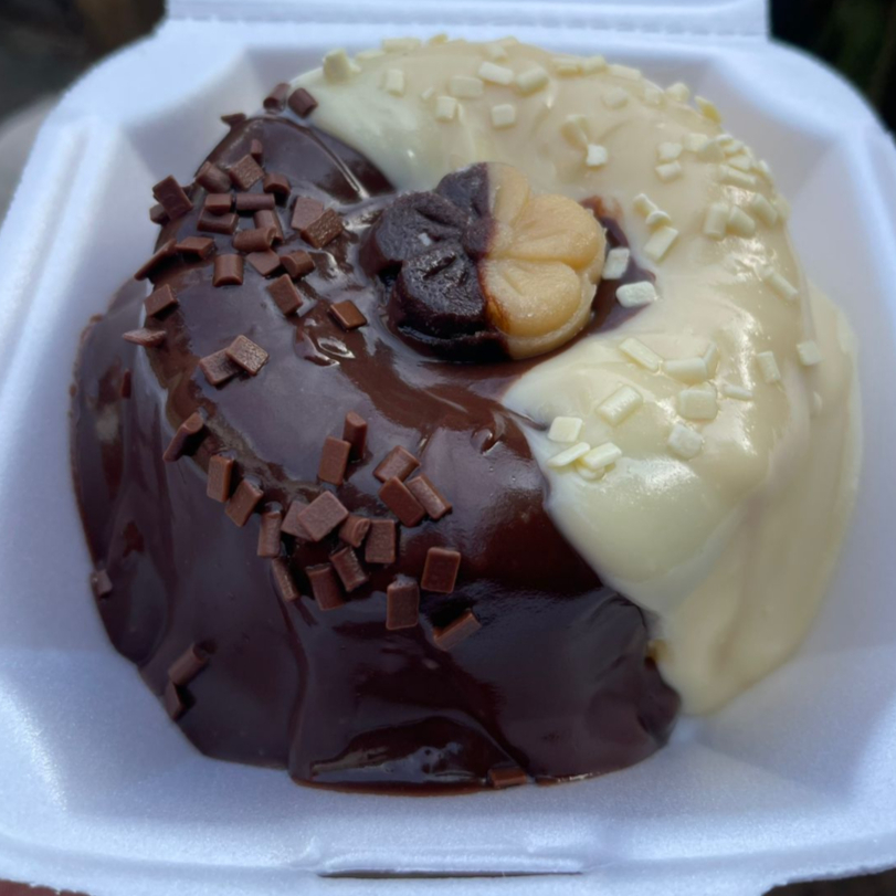 Massa fofinha com recheio de chocolate meio amargo,e chocolate branco granulados e brigadeiro na decoração