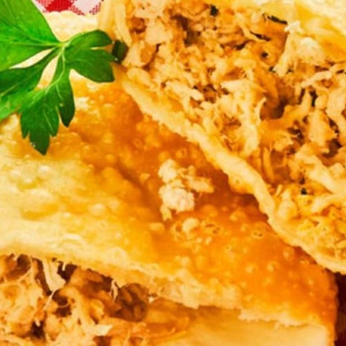 Massa crocante e douradinha, recheada com frango desfiado, bem temperado e super suculento.