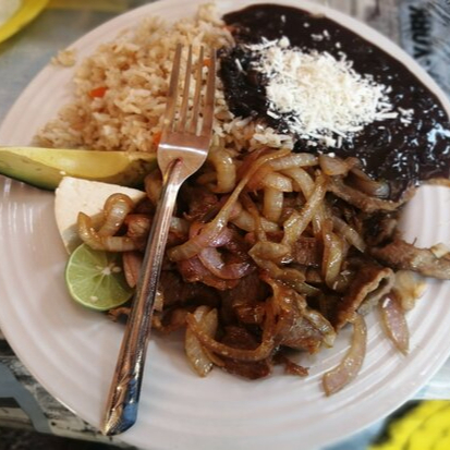Tasajo Encebollado + Bebida