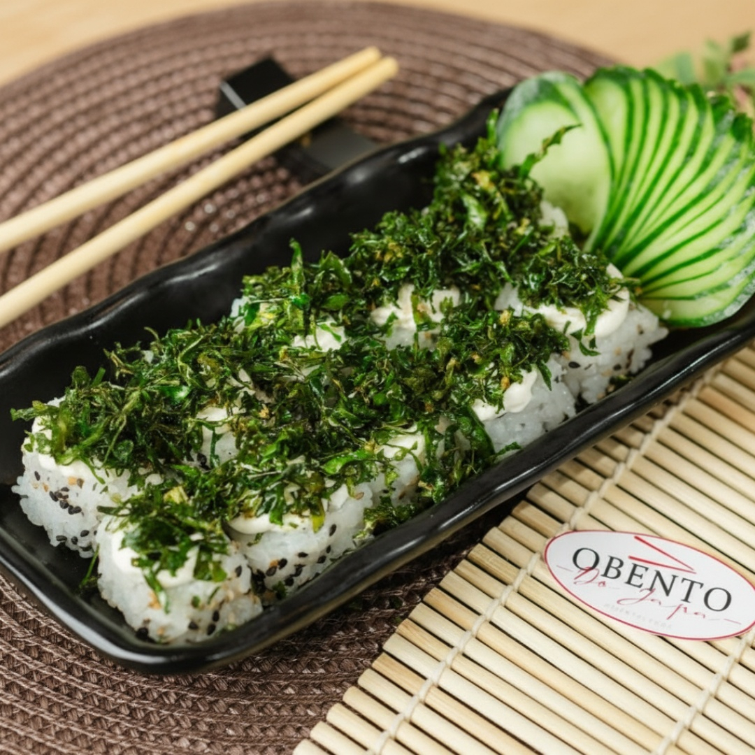 O uramaki de salmão fresco é um tipo de sushi onde o arroz fica na parte externa, envolvendo uma camada de alga nori e o recheio de salmão e cobertura de couve crispy.