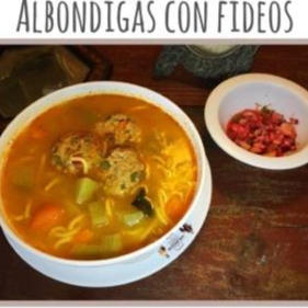 Albondigas de cerdo con fideos