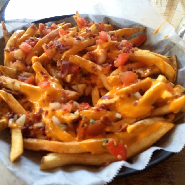 *Papas ala francesa con queso y tocino
