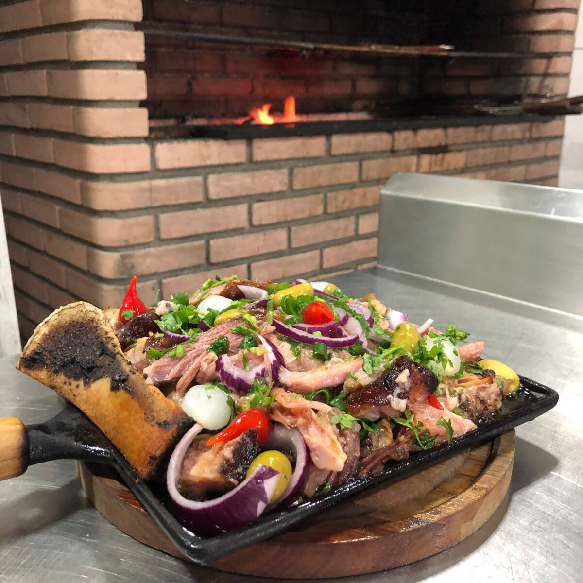 Acompanhamentos: Arroz branco soltinho, feijão, vinagrete, farofa e acompanhamento especial do dia