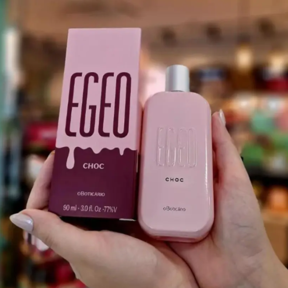 - A fragrância feminina da família olfativa Oriental Frutal combina os cheiros de Chocolate, Creme de Leite e Chantilly.
E para deixar a perfumaria do Boticário ainda mais apaixonante, o toque final fica por conta da Flor de Laranjeira com Damasco, que dá personalidade ao desodorante colônia. Uma fragrância feminina que desperta o desejo. Perfeito para mulheres que gostam de fragrâncias doces e divertidas.
