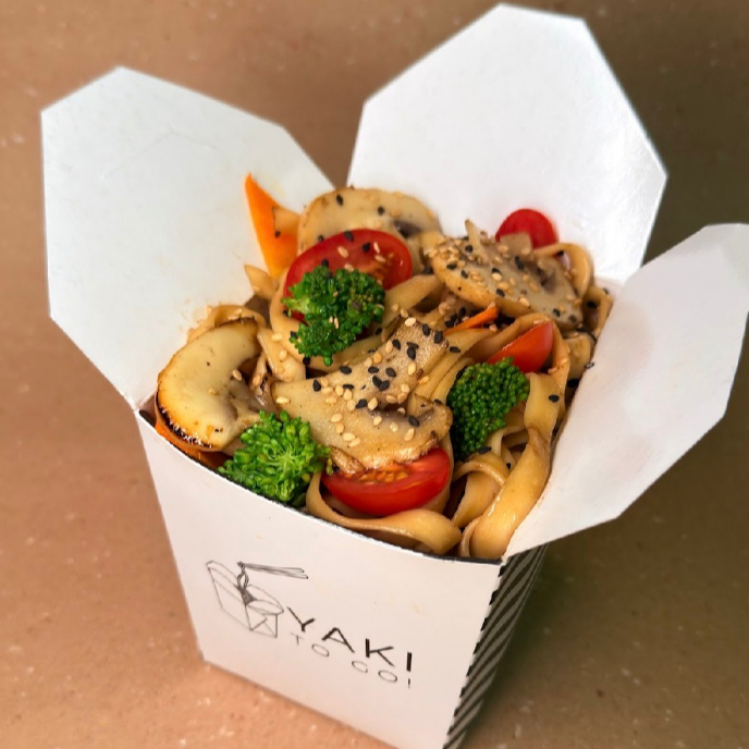 Cogumelo paris, talharim, brócolis, tomate cereja, cenoura e molho tradicional.