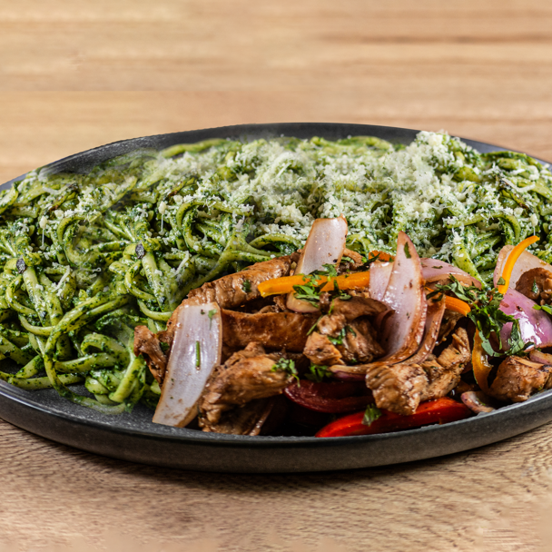 Tallarín verde con Pollo saltado