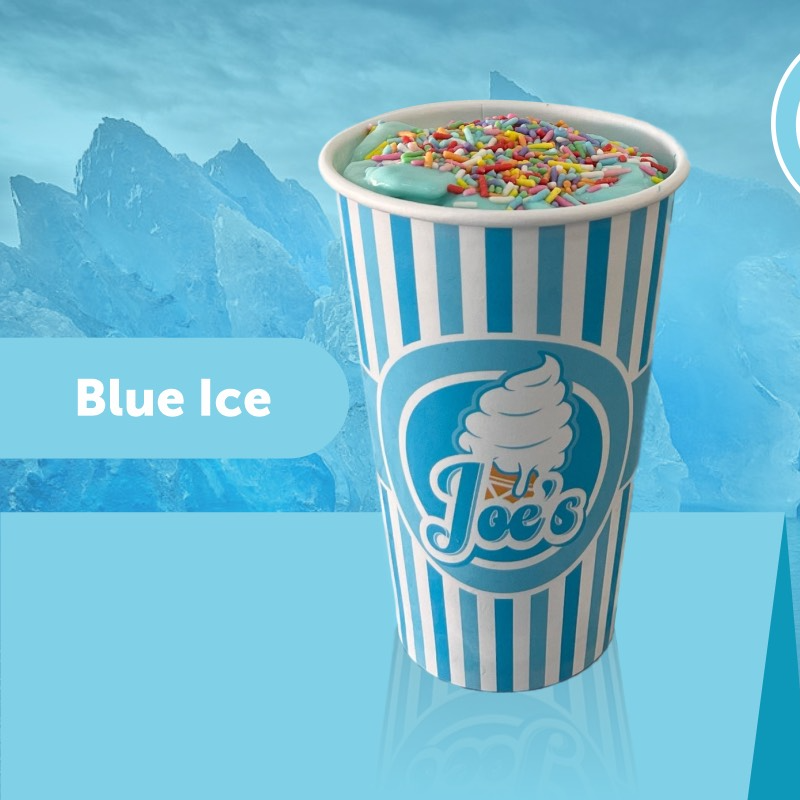 Milkshake feito com sorvete de baunilha, recheio e cobertura de blue ice, com gostinho de infância!!!