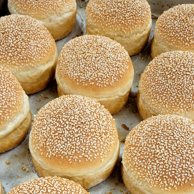 Pão fofinho com gergelim, textura ideal para sanduíches artesanais e sabor marcante.