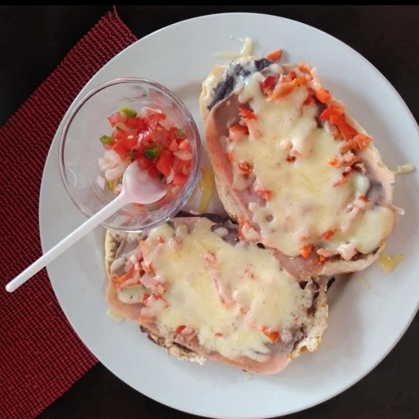 Molletes con Chorizo de Res